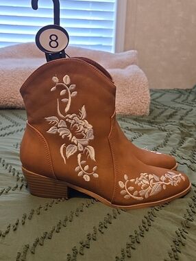 Embroidered Tan Western Ankle Boots - Women's Size 8